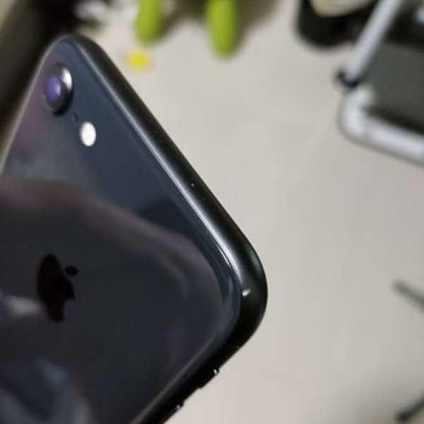 97%新iphone 8 64G 黑色，機背角有少許掉色（見圖1），衛訊單保養到01/2019