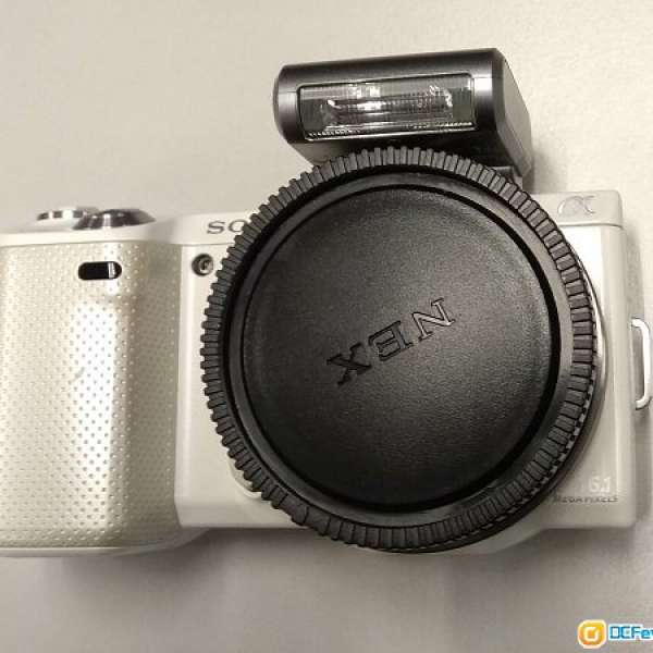 Sony NEX-5N 白色淨機身 - 95%新, 送 原廠 Sony LCS-EB50 皮套 及 副廠電