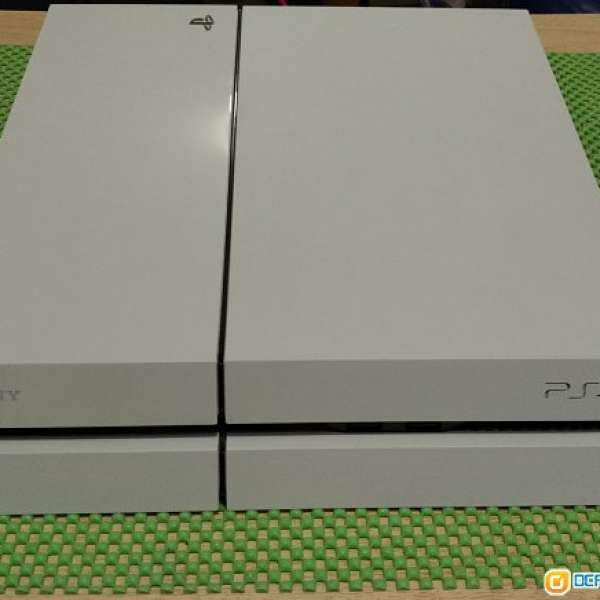 白色PS4 500GB 行貨 (厚版) 連PS4鏡頭及 4 GAMES
