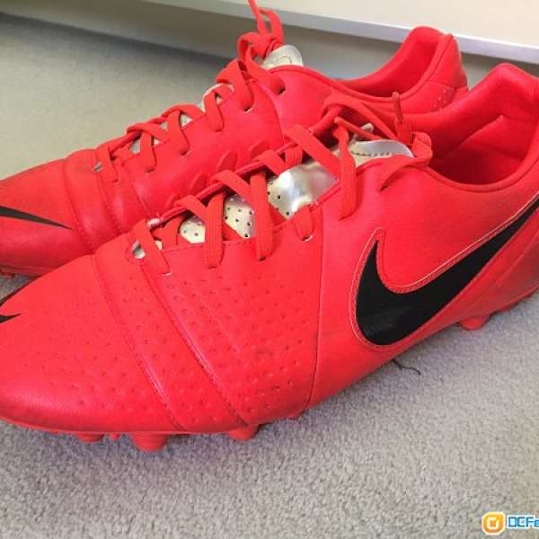 NIKE FOOTBALL BOOT RED US10