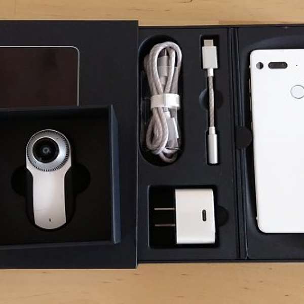 99 % 新 Essential phone PH-1 白色連360 cam , $3100