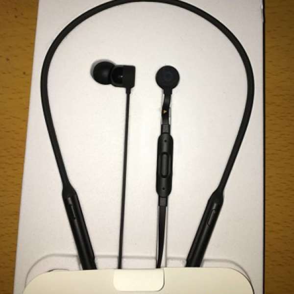 Beatsx 黑色耐污糟 續航8小時， 99%新 齊盒齊配件購買單