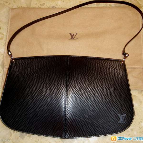 LV Epi Demi-Lune Pochette Handbag 手袋 晚裝袋 手挽袋 黑色 , 保養好