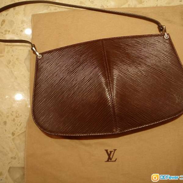 LV Epi Demi-Lune Pochette Handbag 手袋 晚裝袋 手挽袋 啡色 , 保養好