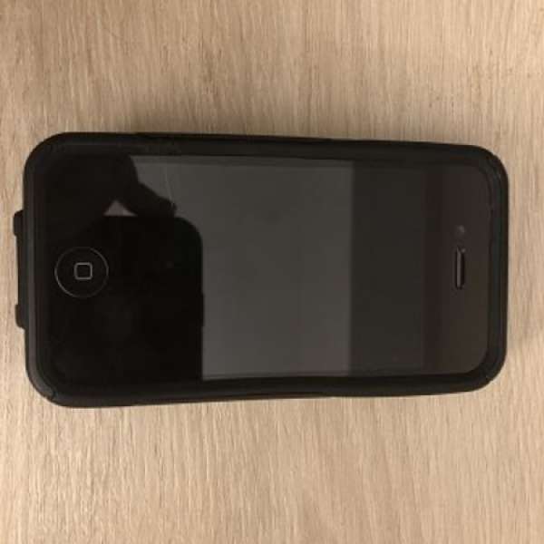 IPhone 4s 16GB 95% New with Otterbox case