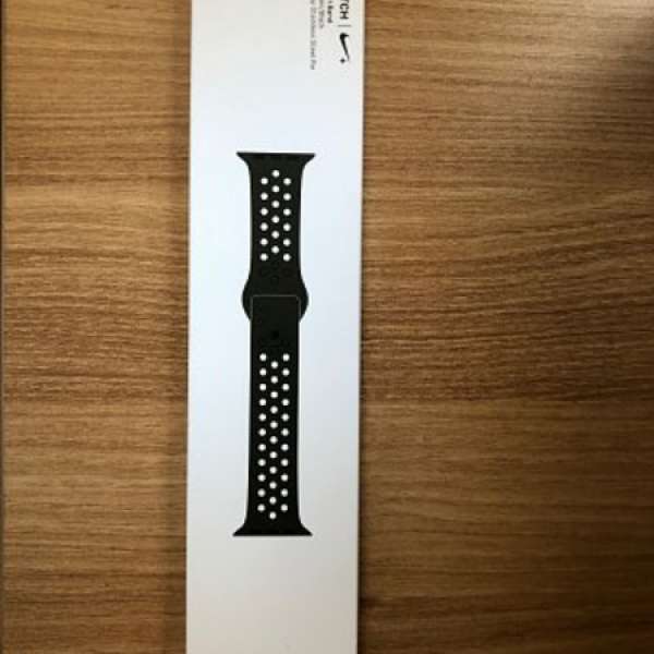 Apple Watch 42 毫米卡其棕色配黑色 Nike 運動錶帶 – S/M 及 M/L