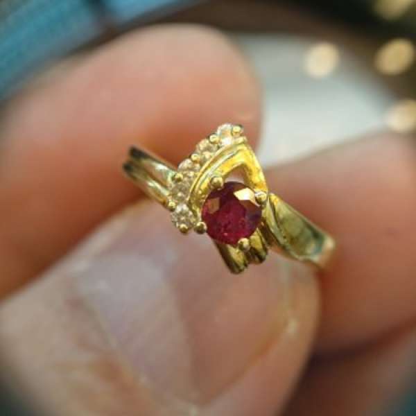 (周生生）18k黄金鑲紅寶石 胖南非美鑽 戒指