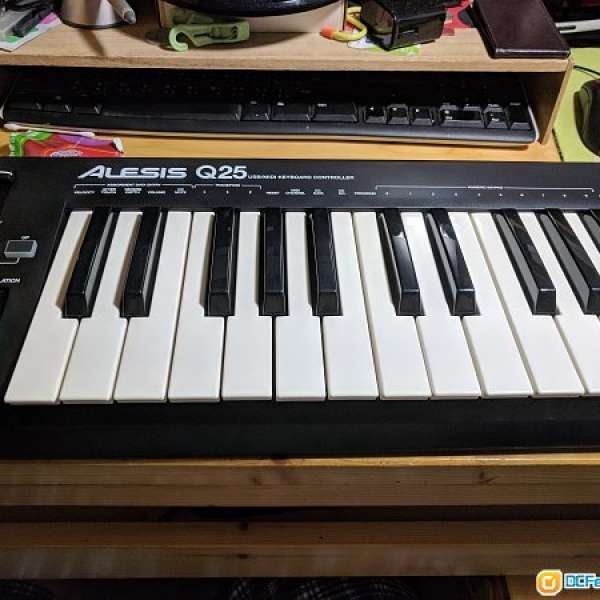 Alesis Q25  midi 25 keyboard