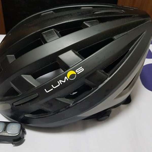 Lumos Kickstart Helmet 配備LED方向及前後燈