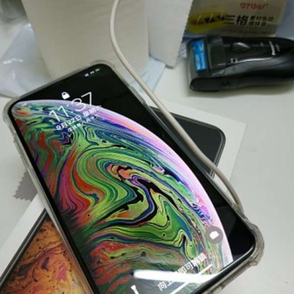 新機一樣iphoneXS Max64gb金色,已開封貼上貴價玻璃貼及送保護套。