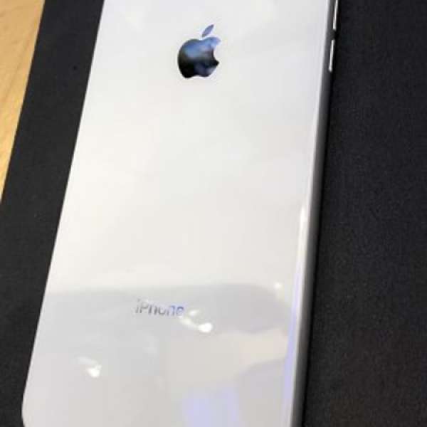 保養至2019年2月 行貨 99%新 iPhone 8 Plus 256gb 白色，爆面玻璃，平放
