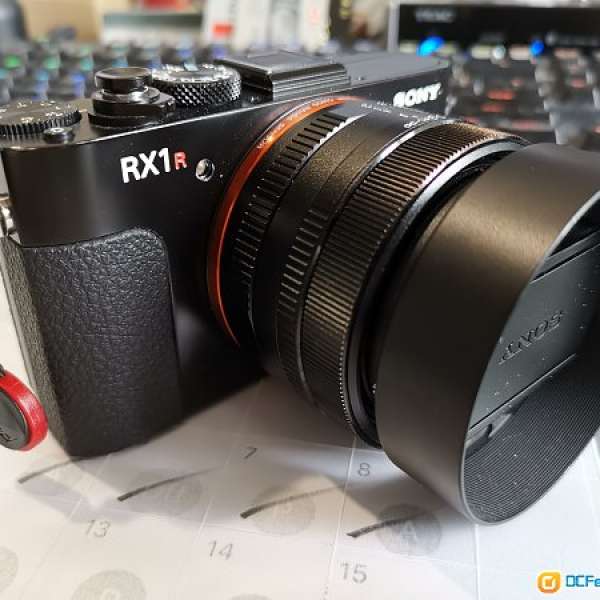 平售 90% New 行貨 Sony RX1R 連3粒電池