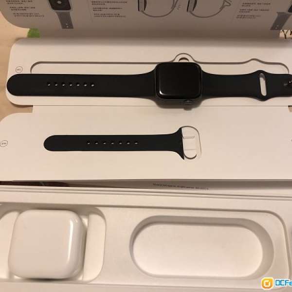 出售 95% new Apple Watch 44mm GPS 太空灰鋁殼配黑色運動錶帶