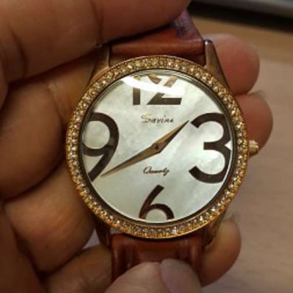 極新 經典靚靚 SAVINA 貝殼面 水晶石邊圈 兩針 薄裝 手錶 ,只售HK$180(不議價)