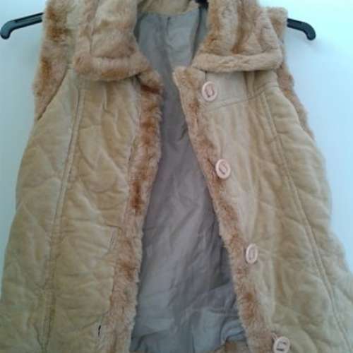 女服裝，質料良好，款式獨特。