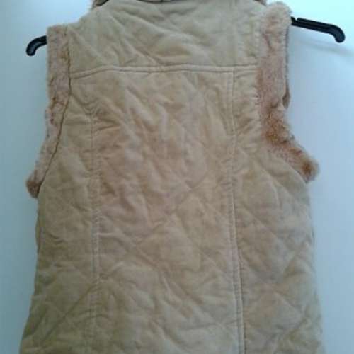 女服裝，質料良好，款式獨特。