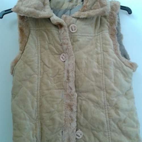 女服裝，質料良好，款式獨特。