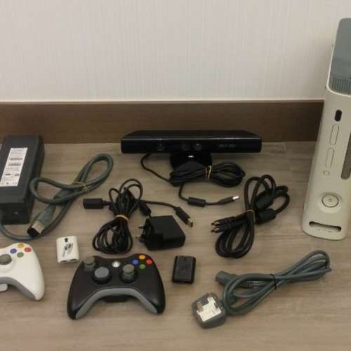 白色 XBOX 360 CONSOLE+KINECT鏡頭