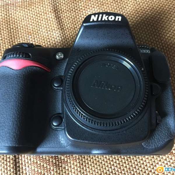 Nikon D300 中階機，3 吋大芒。原廠電池及充電器。盒裝，配件全齊。