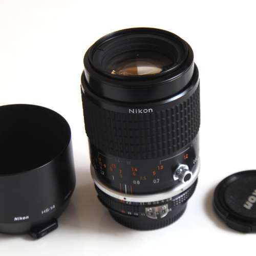 Nikon 105mm f2.8 Micro-nikkor AI-S with HS-14 hood 95% new