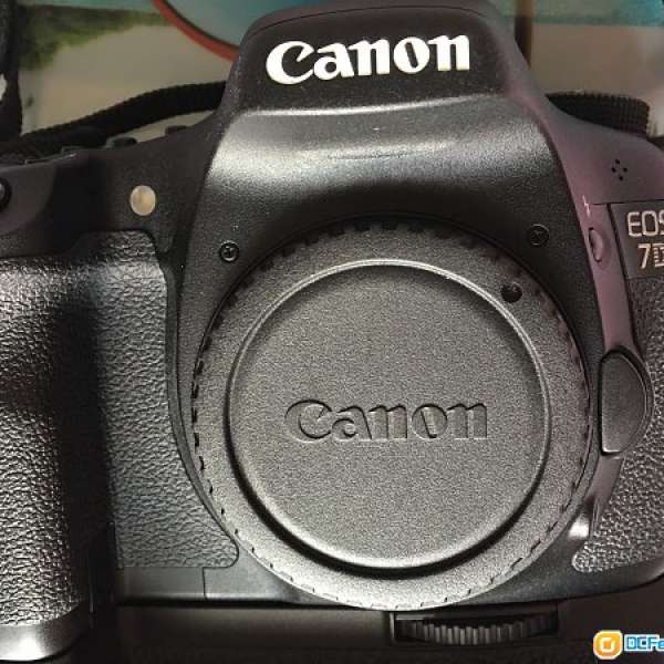 Canon 7D ，沒有使用痕跡 99% 新，已過保。盒裝，配件全齊。不議價送圖中原廠直倒。