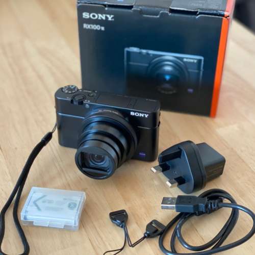 Sony RX100 VI M6 + extra Sony battery + battery charger BC-TRX + filter adapter