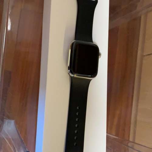 98% new Apple Watch 4 44mm 不鏽鋼LTE版，全齊有盒有單連鋼錶帶，apple care 保養...