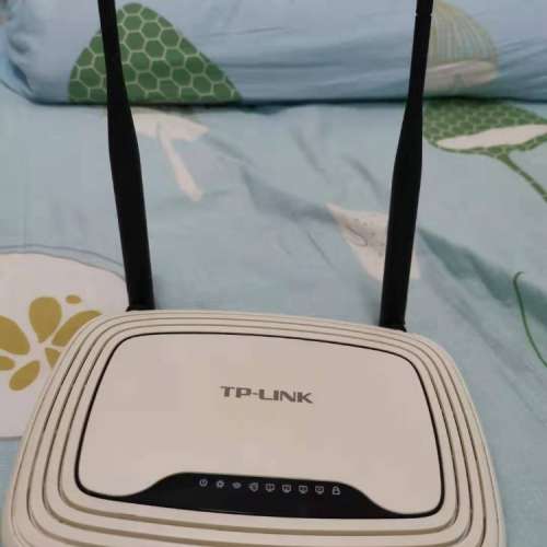 tp link 300Mbps 無線 N 路由器 TL-WR841N  原裝火牛充電器，運作良好，兩個$40