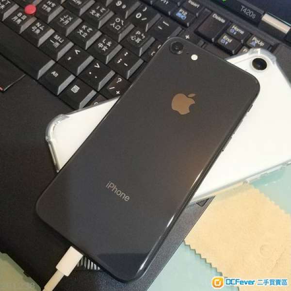 99%新 iPhone 8 太空灰 64Gb 跟全新牛、貼