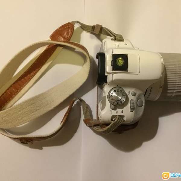 Canon EOS 100D 白色數碼單鏡反光相機連18-55mm鏡頭。
