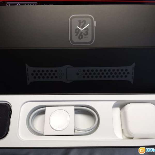 賣Apple Watch Nike+ Series 4  44MM 太空灰 99％新
