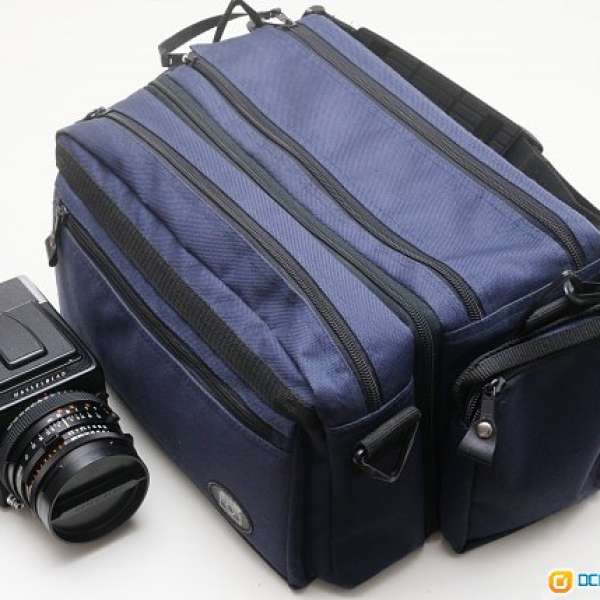 新淨實用，超大容量，藍色尼龍斜揹相機袋，兩側袋可拆下單獨使用 ( 平售 )