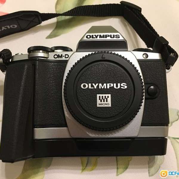 Olympus EM-10 第一代連原廠手柄