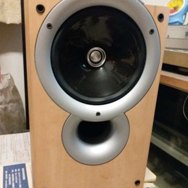 KEF Q1