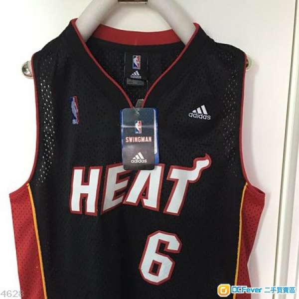 photo Adidas NBA swingman Lebron James Miami