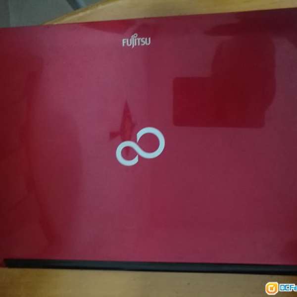 紅色fujitsu i5 獨立顯卡筆記本電腦