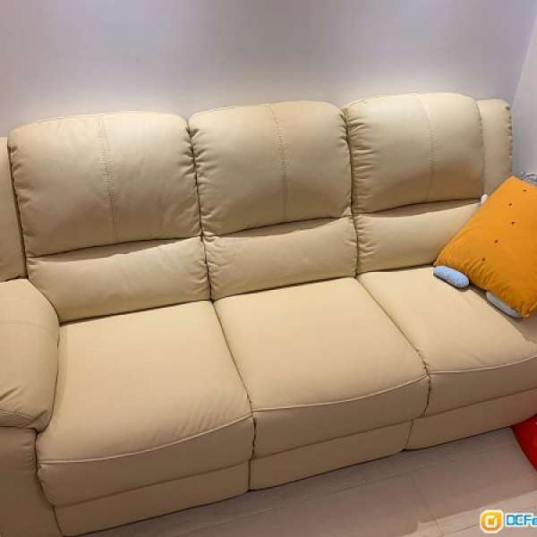 購自SOGO —-米白色全新sofa