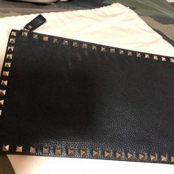 Valentino rockstud clutch 90% new