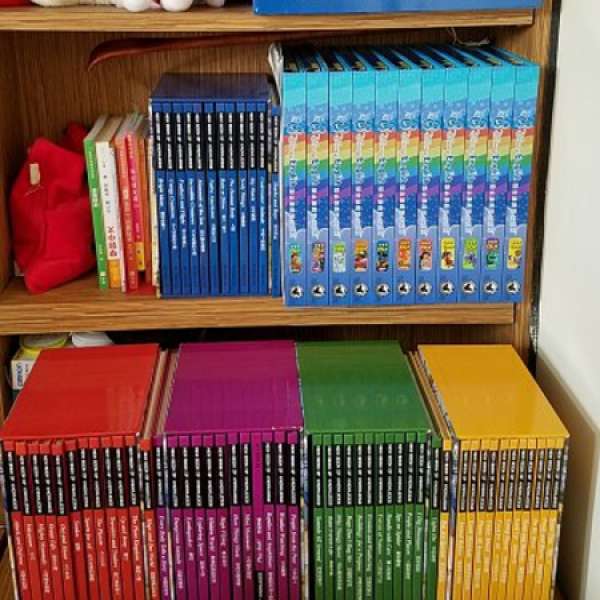 99新初中，小學課外書，中英對照超過50本課外益智書籍  及60隻CD