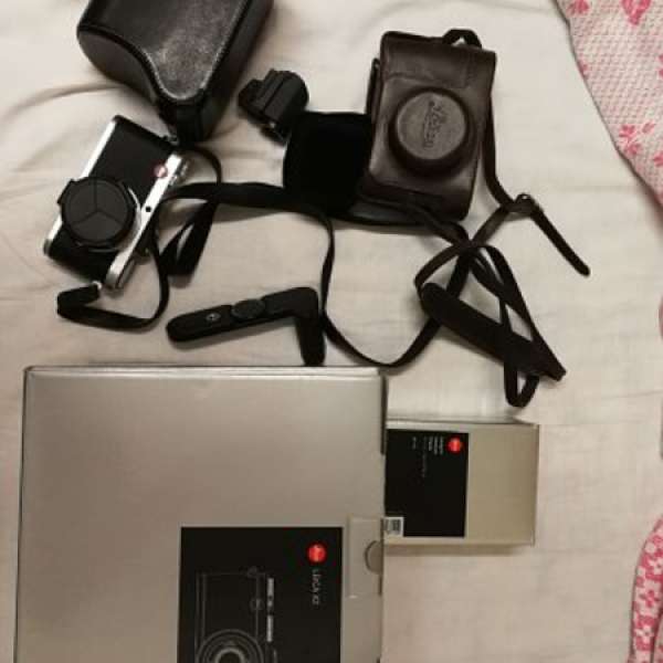 Leica X2 Full set with EVF, handgrip, leather case, auto lens cap