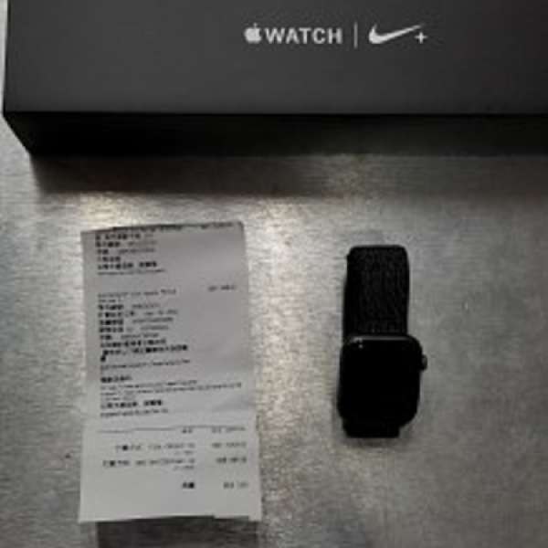 全新 Apple Watch 44mm series 4 GPS 黑色 購自蘋果專門店 兩年保用