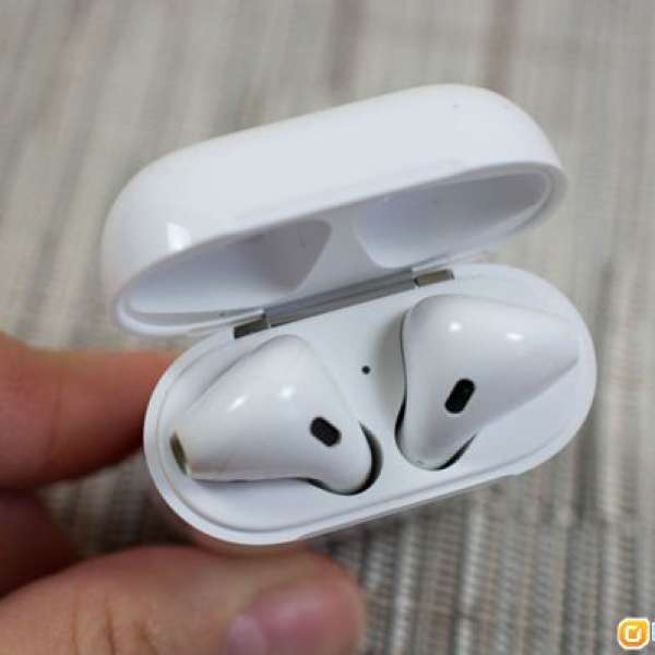 95 % new Apple Airpods