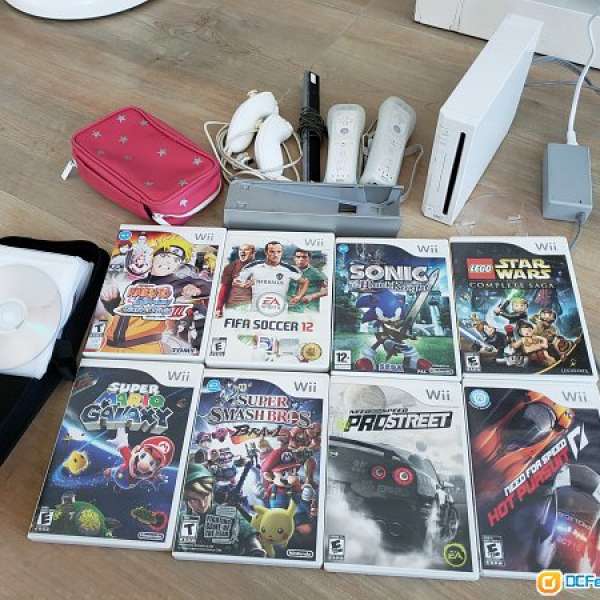 Wii console with 2 nunchucks and lots of games 100% work