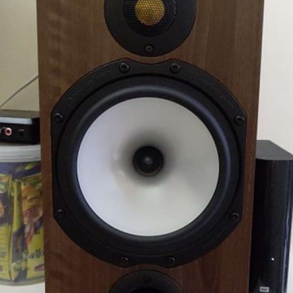 放Monitor audio MR2 speakers