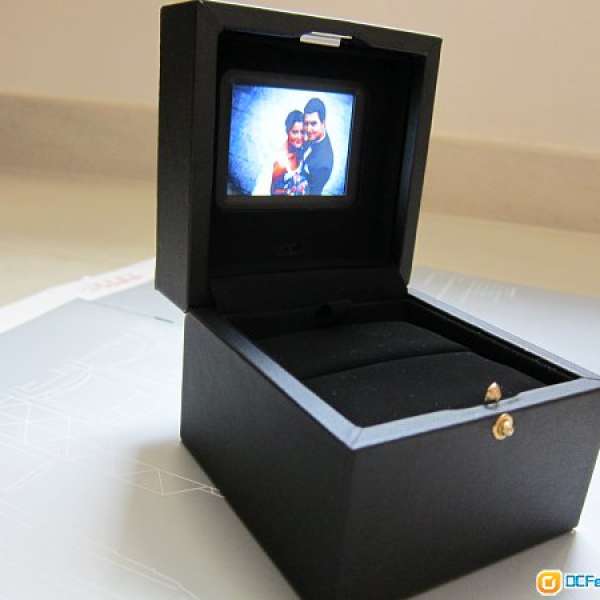 播片播相播音樂 完全由你自己掌控 LCD Proposal Engagement Wedding Ring Jeweller...