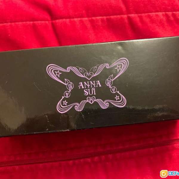 Anna Sui 全新黑色，內裏紫色絲絨布料，眼鏡盒一個