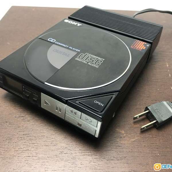 1984年 世界第一部 Discman (Portable CD player D-50)