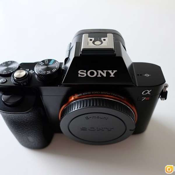 Sony A7R + Sony handgrip VG-C1EM