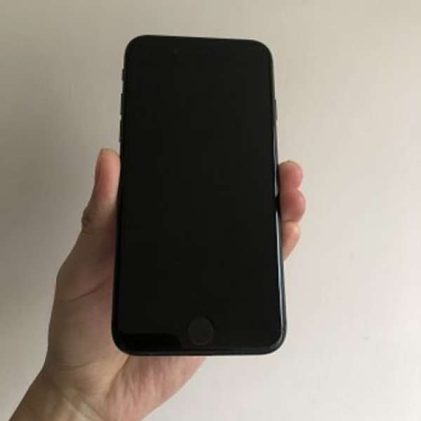 二手 IPhone 8 黑色 64GB,機身新淨, 功能正常 ,單機賣＄2880