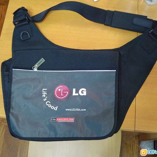 8 成新 LG 斜孭書包袋
